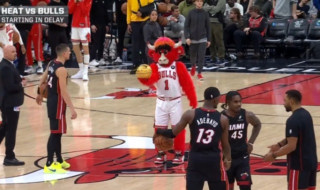 希罗和公牛吉祥物比赛半场背投 后者一击命中让希罗“临阵退缩”